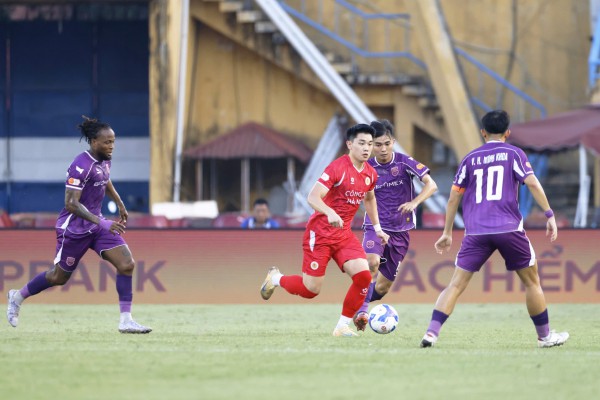 Đình Bắc rực sáng giúp CLB CAHN thắng đẹp ngày đăng quang, đẩy Becamex TP.HCM vào cảnh bi đát Đình Bắc rực sáng giúp CLB CAHN thắng đẹp ngày đăng quang, đẩy Becamex TP.HCM vào cảnh bi đát