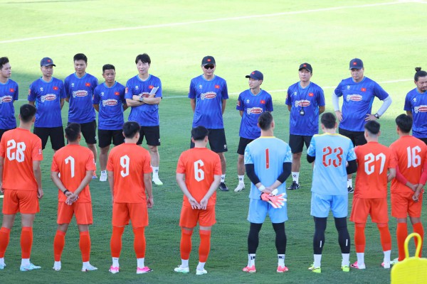 Quang Hải nói rất hay và hóm hỉnh về Tài Lộc, bật mí cách cùng đồng đội xem World Cup Quang Hải nói rất hay và hóm hỉnh về Tài Lộc, bật mí cách cùng đồng đội xem World Cup