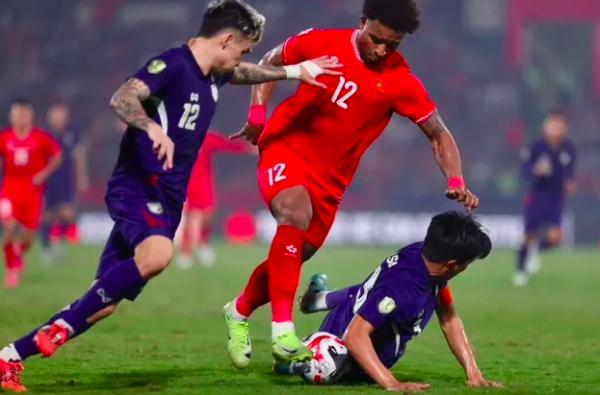 Thầy Kim lấy sổ ghi chép mọi số liệu các đối thủ tại AFF Cup, ai đáng sợ nhất? Thầy Kim lấy sổ ghi chép mọi số liệu các đối thủ tại AFF Cup, ai đáng sợ nhất?