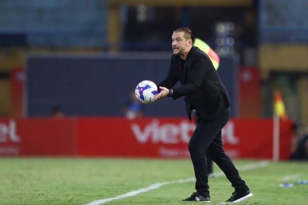 Trọng tài Malaysia bắt vòng cuối V-League: Không phải 3 trận đua trụ hạng, mà là trận có HLV Popov Trọng tài Malaysia bắt vòng cuối V-League: Không phải 3 trận đua trụ hạng, mà là trận có HLV Popov