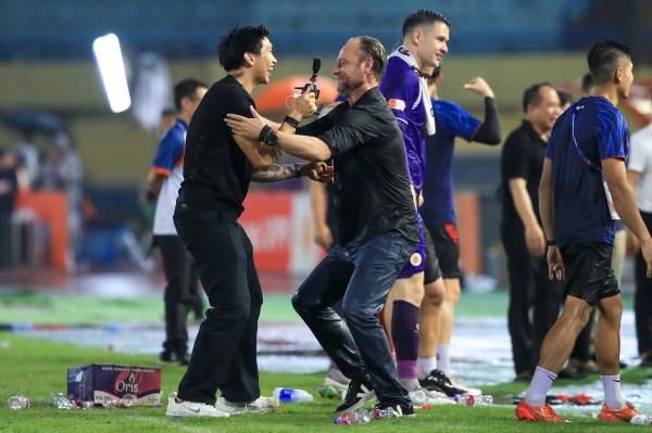 Trọng tài Malaysia bắt vòng cuối V-League: Không phải 3 trận đua trụ hạng, mà là trận có HLV Popov Trọng tài Malaysia bắt vòng cuối V-League: Không phải 3 trận đua trụ hạng, mà là trận có HLV Popov