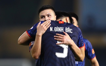 Đình Bắc ghi bàn trở lại ở V-League, HLV Kim Sang-sik và ông Polking cùng mừng lớn