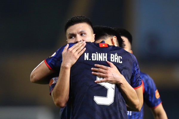 Đình Bắc ghi bàn trở lại ở V-League, HLV Kim Sang-sik và ông Polking cùng mừng lớn Đình Bắc ghi bàn trở lại ở V-League, HLV Kim Sang-sik và ông Polking cùng mừng lớn