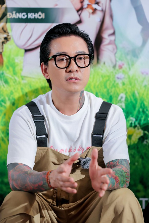 Tuấn Hưng 'cày' hết sức cho show diễn với các 'anh trai chông gai' Tuấn Hưng 'cày' hết sức cho show diễn với các 'anh trai chông gai'