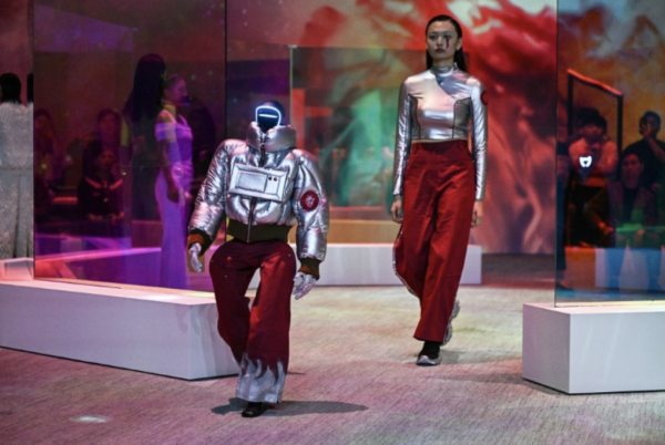 Khi robot 'sải bước' trên sàn catwalk Khi robot 'sải bước' trên sàn catwalk