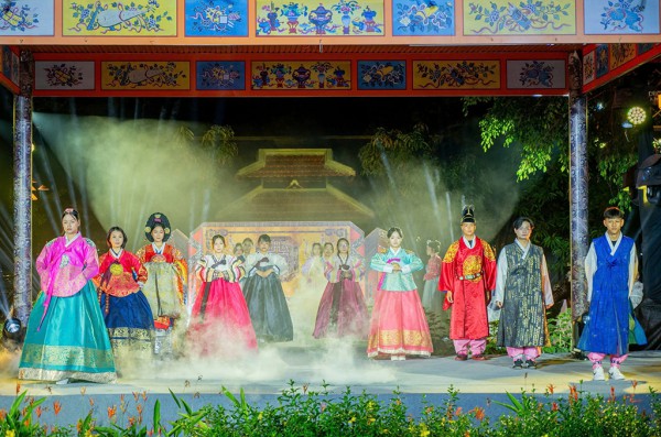 Đánh thức hoàng cung huyền ảo Đánh thức hoàng cung huyền ảo