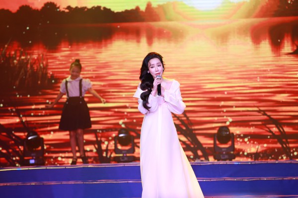 Hồ Quỳnh Hương lần đầu hát 'Mẹ yêu con' lấy nước mắt khán giả Hồ Quỳnh Hương lần đầu hát 'Mẹ yêu con' lấy nước mắt khán giả
