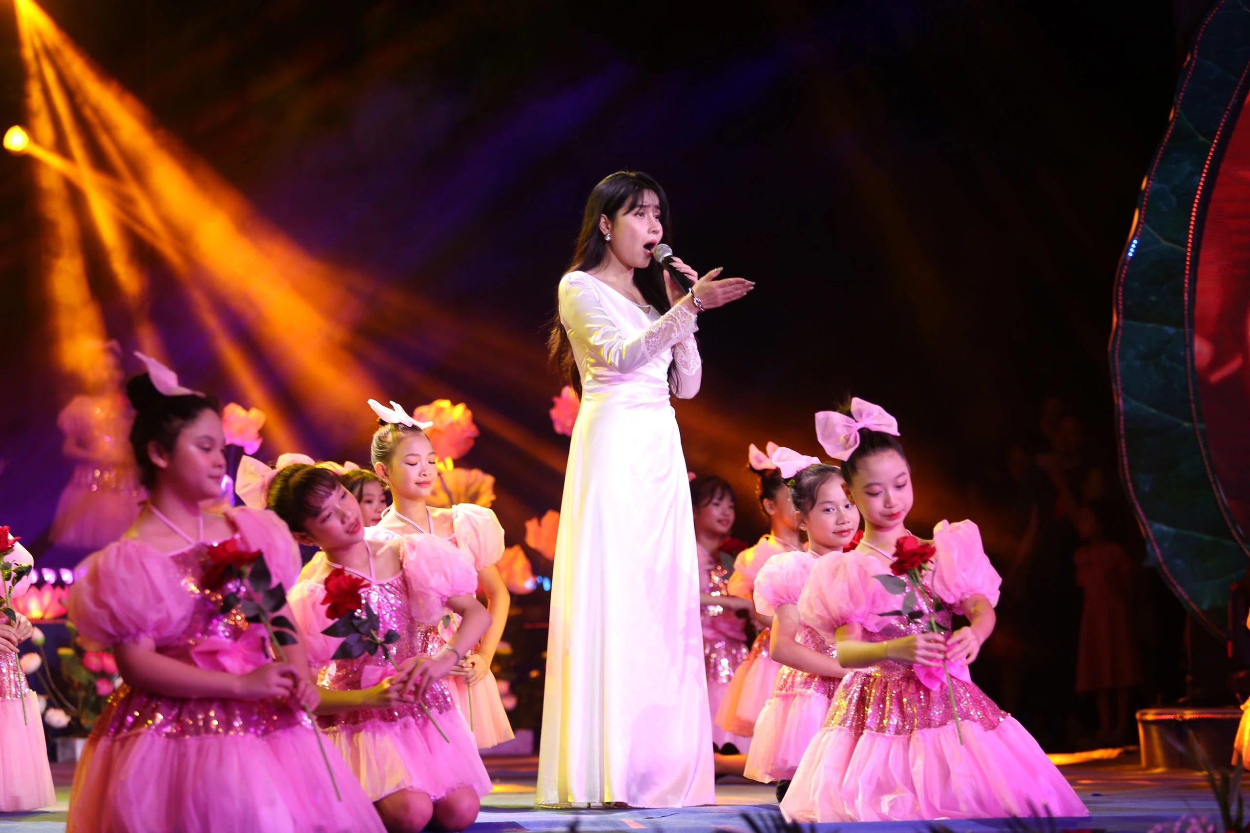 Hồ Quỳnh Hương lần đầu hát 'Mẹ yêu con' lấy nước mắt khán giả Hồ Quỳnh Hương lần đầu hát 'Mẹ yêu con' lấy nước mắt khán giả