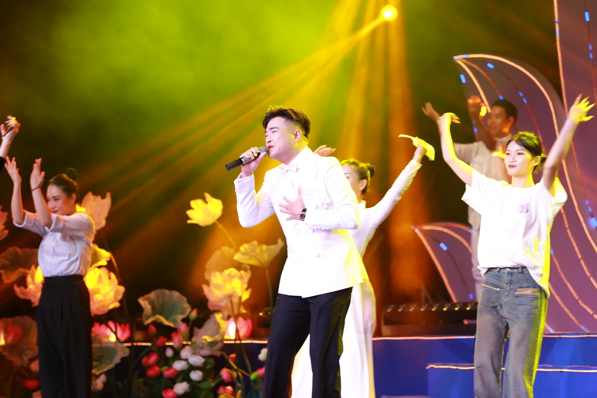 Hồ Quỳnh Hương lần đầu hát 'Mẹ yêu con' lấy nước mắt khán giả Hồ Quỳnh Hương lần đầu hát 'Mẹ yêu con' lấy nước mắt khán giả