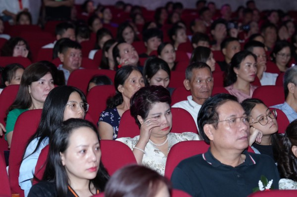 Hồ Quỳnh Hương lần đầu hát 'Mẹ yêu con' lấy nước mắt khán giả Hồ Quỳnh Hương lần đầu hát 'Mẹ yêu con' lấy nước mắt khán giả