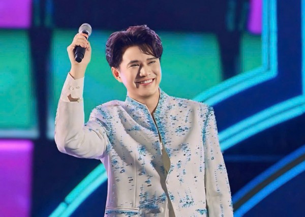 Nam MC dẫn chương trình kỷ niệm 50 thành phố mang tên Bác là ai? Nam MC dẫn chương trình kỷ niệm 50 thành phố mang tên Bác là ai?