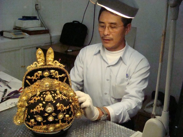 Vì sao mũ vua triều Nguyễn chưa thành bảo vật quốc gia? Vì sao mũ vua triều Nguyễn chưa thành bảo vật quốc gia?